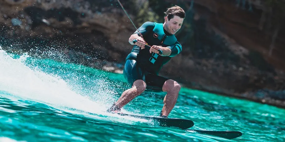 Sesión de esquí acuático en Manilva